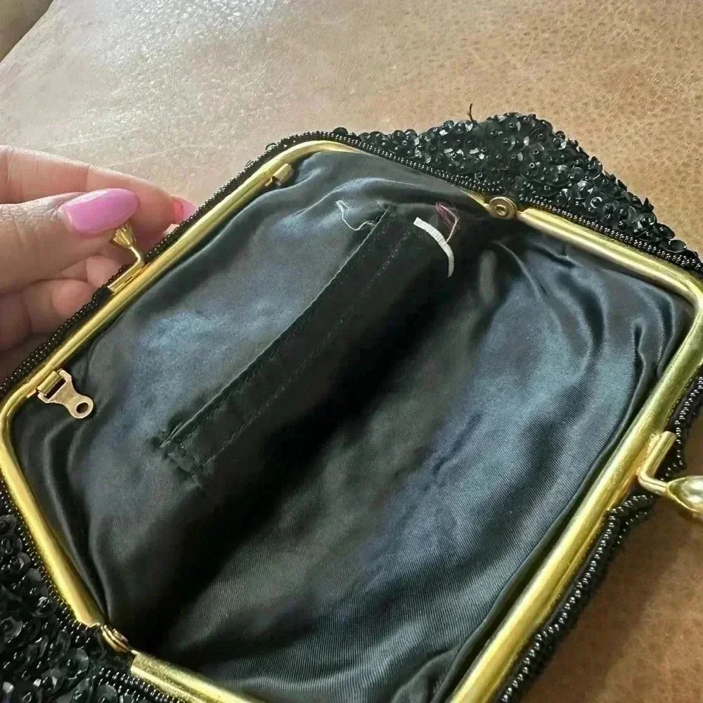 A SAFCO BAG Black Beaded and Sequin Kiss Closure Clutch